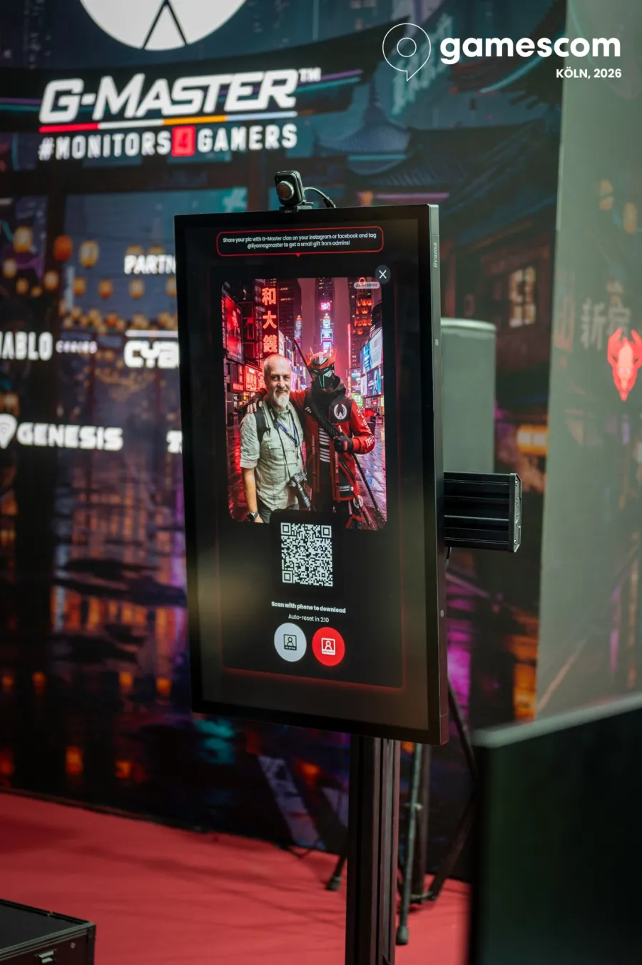 The result screen at Gamescom 2026: a visitor next to Red Eagle, an AI modified label in the corner, a QR code to download and an auto-reset countdown.